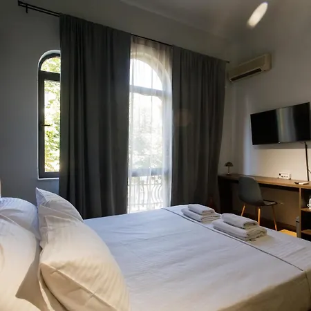 ベッド・アンド・ブレックファスト Sa 24